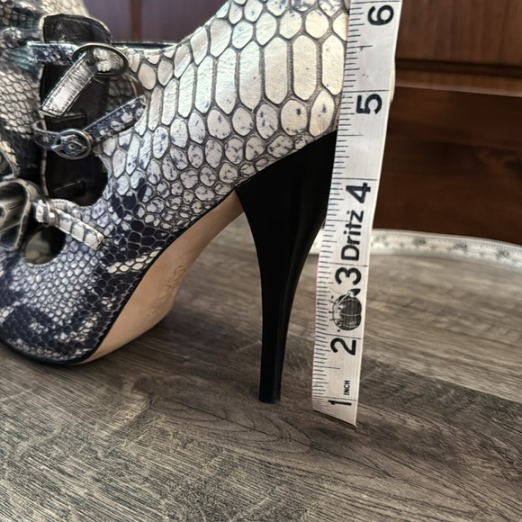 Saks Fifth Avenue Ruffled Snake Print Heels, leather 8.5, open toe, 4.5” heel - Picture 6 of 8